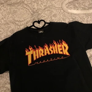 thrasher t-shirt  - En jätte fin t-shirt som jag tyvärr inte har någon användning för längre. Använd en gång då skicket är som nyskick. Inga defekter, supersnygg och mysig material. passar både killar och tjejer💖 sitter lite oversized på mig som brukar ha s!