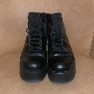 Svarta platform boots vagabond - Svarta platform boots från vagabond. Strl 39. Några frå skråmor här och var. Swish. Köpare står för frakt.