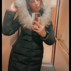 Hollies Jacka, figursydd - Hollies jacka som är figursydd med äkta päls, modellen har egentligen svart päls men vid köpet byttes den svarta pälsen till en speciell beige päls. Köptes för ca 5000 i butik. 