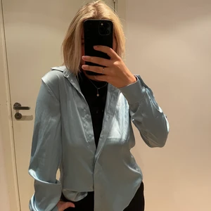 Skjorta - Silkesskjorta från hm, har en tröja under på bilden så men brukar ha den utan. Nästan oanvänd 