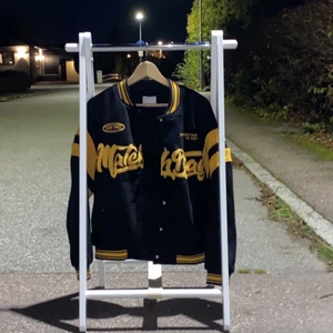 Collegetröja  - Storlek M, Helt ny. Säljer då den inte kommer till användning. Vill se vad jag kan få för den så buda ⚡️