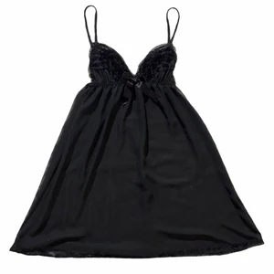 Svart nattlinne - Supersött svart nattlinne med en rosett i mitten. Finns en liten fläck på framsidan, dock är den inte jättetydlig (syns på första bilden).