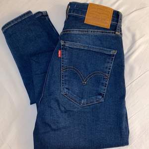 Ett par skinny jeans från Levis (Mile high super skinny)  i en jätte fin mörkblå färg, de är höga i midjan och längden kommer jag inte riktigt ihåg men sitter PERFEKT för mig som är 170. Jeansen är iprincip nya då de endast är använda ca 2/3 gånger. De är i storlek 26.