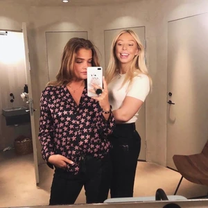 Skjorta med stjärnor från Love Stories - (OBS! De två första bilderna är lånade från Frida Tordhag, men den sista är min). Superpopulär skjorta med stjärnor från Love Stories i strl L, men passar mig som har strl S-M. Endast använd 2-3 ggr, så den är i mycket bra skick. Den är lite tjockare i tyget och känns väldigt ”rejäl” samt lite silkes-aktig. Älskar denna men hittar aldrig användning för den, så det är därför jag säljer den. Buda från 350 eller köp direkt för 700 kr. Säljer endast vid bra bud. Fraktkostnad tillkommer.