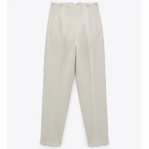 Zara byxor - Vita byxor med hög midja. 