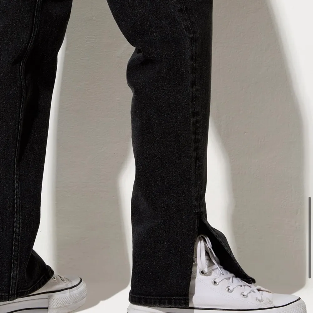 Supersnygga jeans från Morel Rocks. Aldrig använda och säljer pga för korta för mig. De är i storlek S och passar dem mellan 166-171 cm. Budgivning i kommentarerna eller köp direkt för 600kr. Jag står ej för frakt.. Jeans & Byxor.