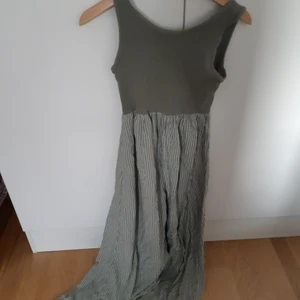 Fin lång klänning!  - Fin lång och luftig klänning i millitärgörn :) 