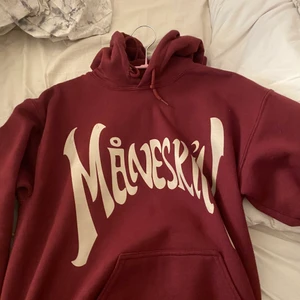 Äkta måneskin hoodie  - Säljer min fina äkta måneskin hoodie pga att jag tappat intresset av de. Bara använt den två gånger och köpte för 500kr + ganska dyr frakt! ❤️ skriv om ni är intresserade 