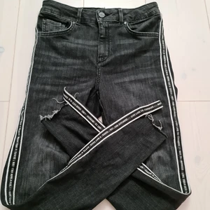 Jeans strl S - Väldigt fint skick. Använda 1 gång. Slutar precis vid anklarna på mig (165cm är jag) snygga detaljer på sidorna. Väldigt sköna med mycket stretch. Normalhög midja. 