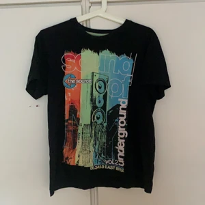 T-shirt - En tröja som är köpt för länge sen och har varit använd ett tag men den är i ett jättebra skick och den har inga slitage. Som vanligt så ingår frakten i priset så därför kan den här tröjan anses vara lite dyrare än vad den borde vara.