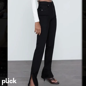 Svarta slits jeans - As snygga jeans från zara nästan helt oanvända och i mycket bra skick!!!