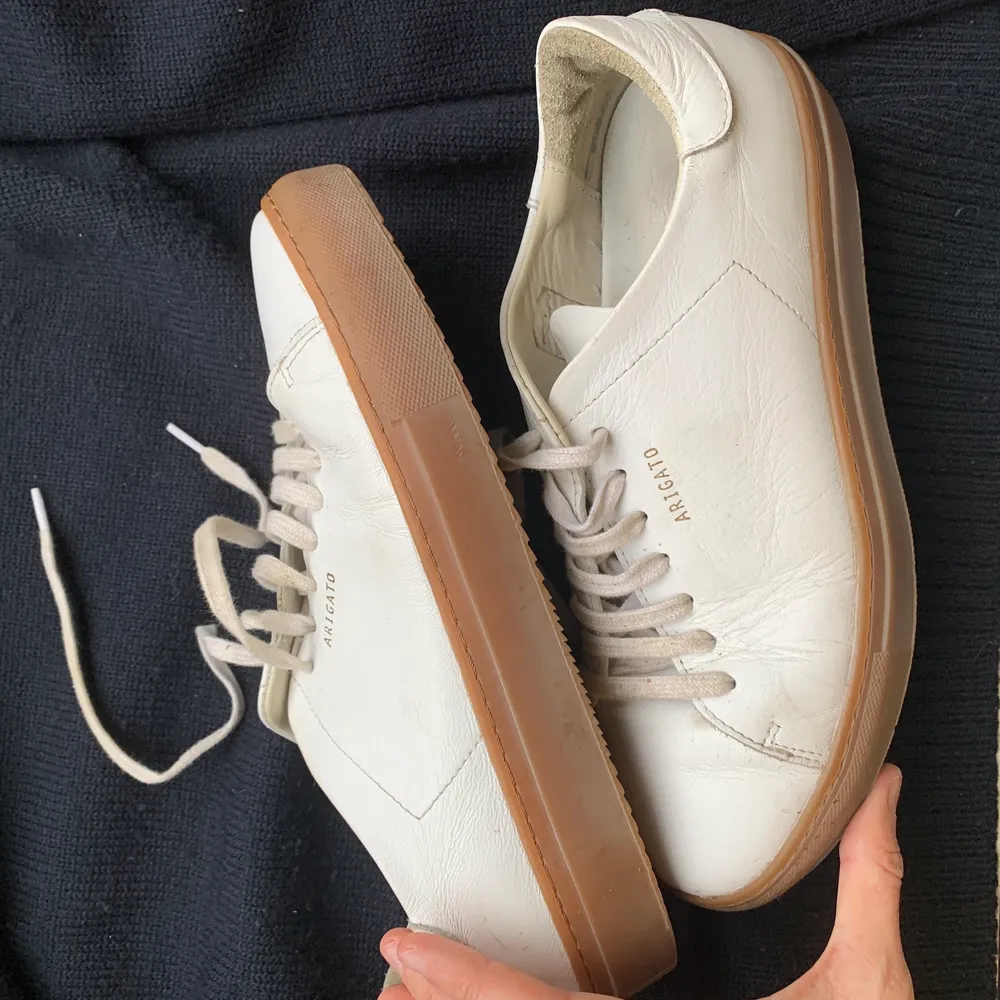 White leather Axel Arigato shoes, worn about 15 times. Sole perfect condition, pls check leather condition on images. Leather slighty rubbed on the inside. Super comfy, thick soles make it great for winter, too. Timeless piece.. Skor.