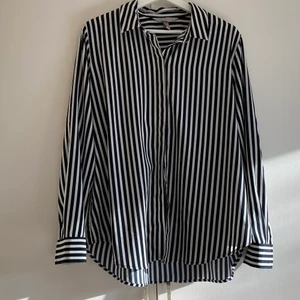 HM ”anti-wrinkle” skjorta  - Vi och blå-randig skjorta från HM i storlek 44 med gömda knappar och normal fit. Nypris är 599kr. 