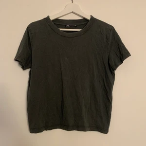 Grå spräcklig T-shirt från Zara - Grå spräcklig/melerad t-shirt från Zara i storlek M. Använd 1 gång.