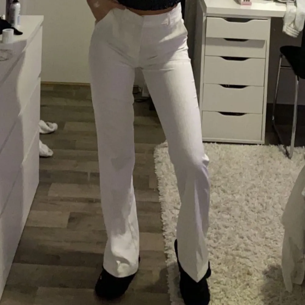 Jätte fina vita kostymbyxor ifrån bikbok men som tyvärr aldrig kommer till användning:( storlek XS och jag är 1,62cm. Jeans & Byxor.
