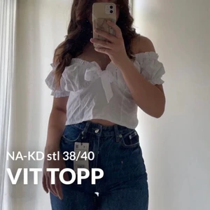 Vit topp  - Jättefin vit topp från NA-KD, stl 40/M(tycker dock den sitter mer som en 38). Nypris 300kr. Köpt förra sommaren men kom aldrig till användning. Toppen är i nyskick, endast testad, PS. Jeansen hittar du i profilen;)  Frakt tillkommer!