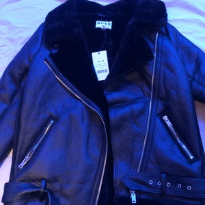 Skinnjacka med läder - Säljer min pilotjacka i bonded läder, eftersom den aldrig kommer till användning den är storleken 34 vilket motsvarar S i storlek. Har aldrig använt den. Köpte den för 1000kr.