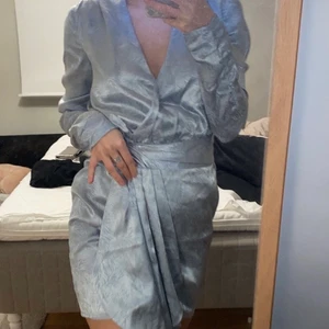 Klänning - Säljer denna ursnygga festliga klänning som passar perfekt till finare fester eller möjligen nyår😍 den har en perfekt passform och är Stolek S, använd endast en gång! 