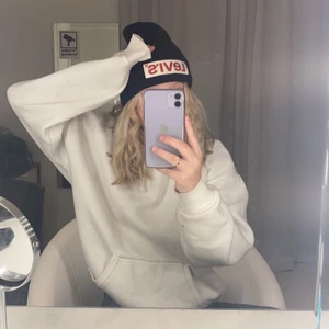 Mössa - Säljer denna fina mössan som är ifrån Levis, använd få gånger och i jätte bra skick, står inte för frakten 