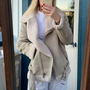 Jacka - Jättefin och mysig jacka från NA-KD. Passar perfekt till hösten och även vintern med en tjocktröja under! 300kr + 99kr spårbar frakt!❤️❤️ STÅR DET INTE SÅLD PÅ ANNONSEN FINNS DEN FORTFARANDE KVAR!