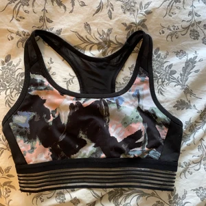 Sportbh - Denna sportbh är alldeeelleees för liten för mig! Men jag minns att jag älskade den när jag bäl kunde använda den för x antal år sedan🥲 