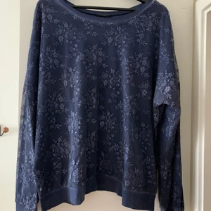 GUESS TRÖJA - En superfin blå tröja från guess med spets. Använd en gång.