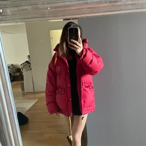 Fjällräven jacka - KÖP DIREKT FÖR 4000 Röd fjällräven jacka (expedition down light) i storlek S dam. Bud just nu: 3500