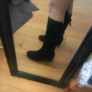 Svarta stövletter storlek 39 - Svarta stövletter storlek 40 men lite små så passar bättre storlek 39. Använda högst två gånger så de är i jättebra skick. Frakt 115 kr. 