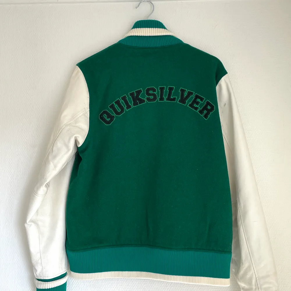 En grön varsity jacka i mörk grönt ull och vitt läder, fodrad och perfekt för höst/vinster. Storlek M herr så passar även damstorlek XS-S om man vill ha den oversized. Finns några små slitningar på armarna av användning. . Jackor.