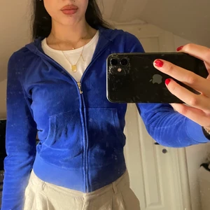 Juicy couture kofta - Jättefin blå juicy kofta, äkta och i väldigt bra skick! 