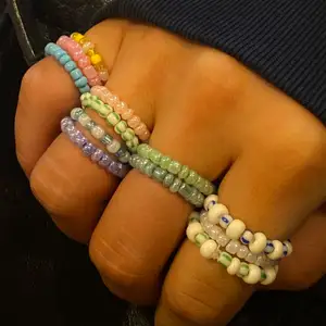 Väldigt fina handgjorda pärlringar 💘 25kr styck 😇 gjorda på elastisk tråd och finns i många olika färger och designer, storlek får man välja själv 💖 Följ gärna mitt smyckes Instagram - emmaaprilias 