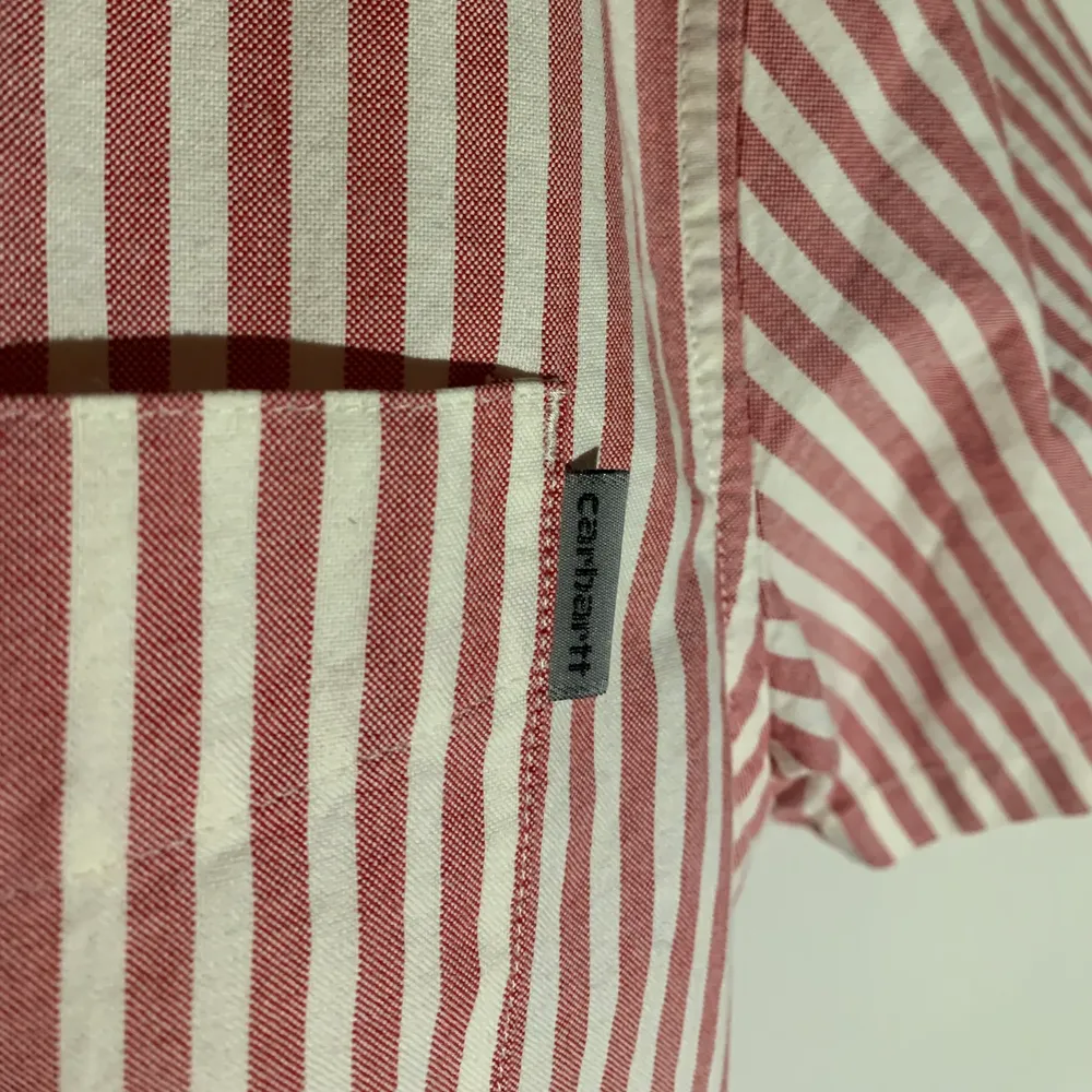 Carhartt skjorta i rött/vitt. Fått i present men knappt använd så i nyskick. Storlek S. Skjortor.