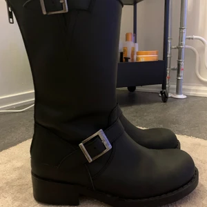 Johnny bulls boots  - Svarta Johnny bulls skor. Använda ett fåtal gånger! Mycket bra skick!