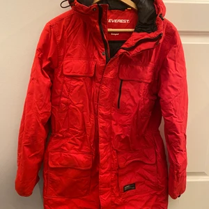 Dunjacka från Everest - Längre modell, jättevarm och skön. Dun 50% fjäder 50%. Lite skrynklig då den legat i källaren nerpackad. 