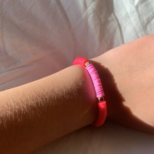 Rosa armband  - Jag säljer detta super fina armbandet💞Det lyser inte, det var solen som lyste på💞