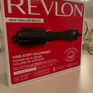 Revlon fönborste - Säljer den populära fönborsten från revlon, som ni kan se är den helt ny aldrig använd. Öppnade förpackningen endast för att ta bild. Säljer pga att jag fick en annan i present och kan ej lämna tillbaka denna. Köpt för 799kr. Skriv för mer info. 