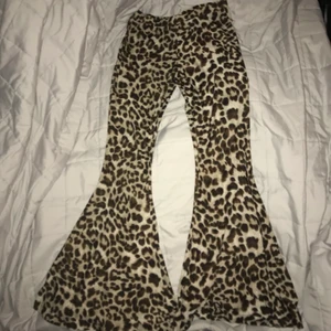 Leopard bootcut leggings🐆 - Jättesköna bootcut leggings, säljer då de inte kommer till användning, de formar kroppen superbra & passar perfekt nu till halloween🎃👻🐆 dem är stretchiga.