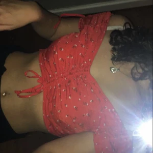 Röd blommig tröja - En jättefin röd blommig tröja använd 1 gång säljer då det inte är min stil längre