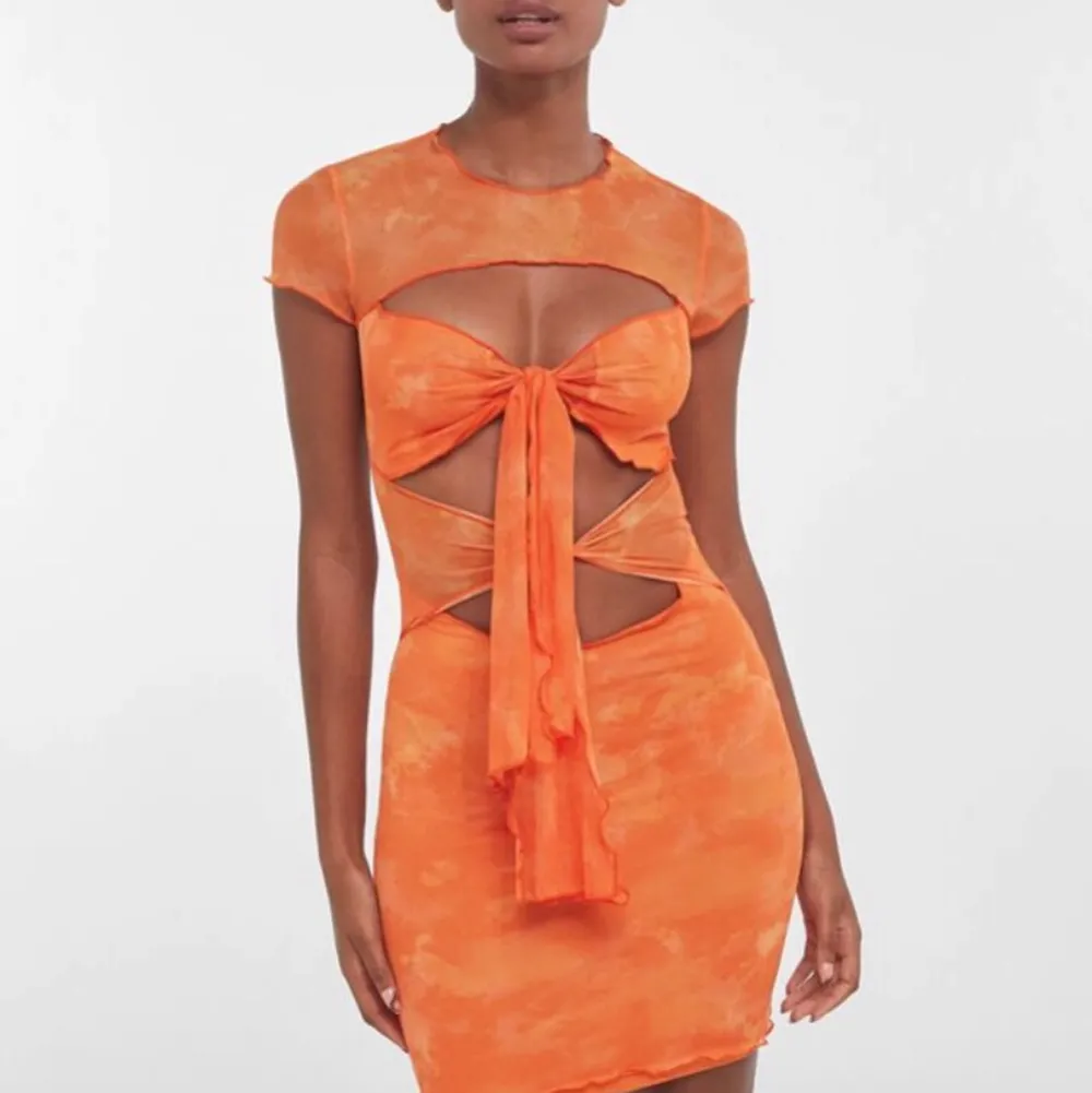 Så snygg orange klänning i mesh, tyvärr för liten för mig så aldrig använd. Klänningar.