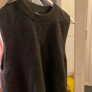 En svart/grå väst - En väst från vero Moda, som inte kommit till användning då jag har 2 st