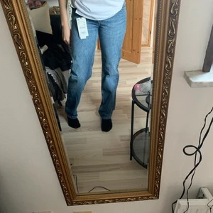 Zara jeans - (Lägger ut igen pga oseriösa köpare) Säljer dessa helt oanvända straight leg jeans från Zara som är mid rise! 300kr (inklusive frakt) 🤍 storlek 34