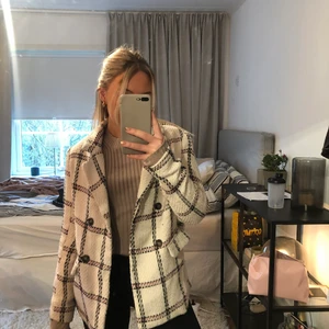 Virkad jacka/kavaj - Virkad jacka/kavaj i storlek 40 men är mer som en 36/38 skulle jag säga. Väldigt sparsamt använd så den är som ny🥰 