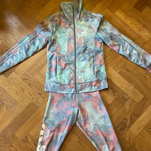 Adidas set - Coolaste oljefärgade matchande setet från Adidas! Tightsen är lite noppiga men inget som märks när man har dom på sig. Säljes ihop för 250kr, alt var för sig, jackan för 200kr och tightsen för 100kr. Tröjan är i storlek S/36 men har en smal passform så kanske mer lik en 34a, tightsen är i storlek S/34.