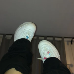 Vita Harajuko Skor - Ett par vita skor från New Yorker. Pälorna är dit satta av mig vilket gör dom lite rave aktiga!