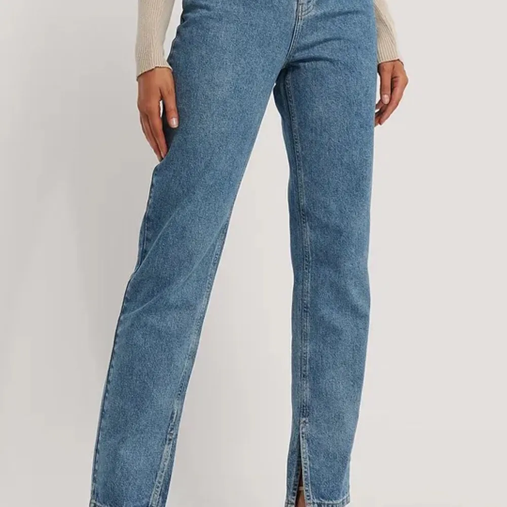 Raka jeans med slits i sidan. Blåa storlek 32. Prislapp sitter kvar. 300kr plus frakt . Jeans & Byxor.