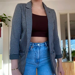 Blazer - Hundtandsmönstrad blazer från hm i strl XS, sååå mjuk och härlig och matchar till princip allt🖤🤍🖤🤍