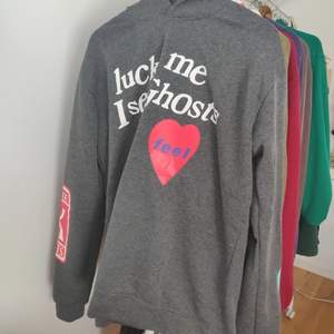 Inte använd a kopia av Kanye West och Kids see ghost collab hoodie köpt på amazon.com för 500 kr. Väldigt skönt tyg