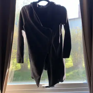 Assymetrisk supermysig tröja kofta med dragkedja. Storlek xs Divided hm grå/svart. 
