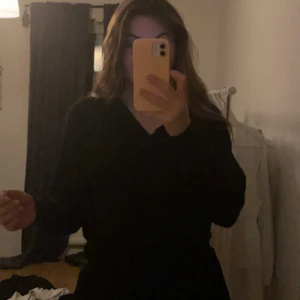 Svart fin stickad v ringad tröjan  - Nu säljer jag denna fina v ringade tröja:)