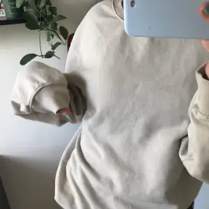 En beige hoddie från hm, lite nopprig men det går att får bort💓 